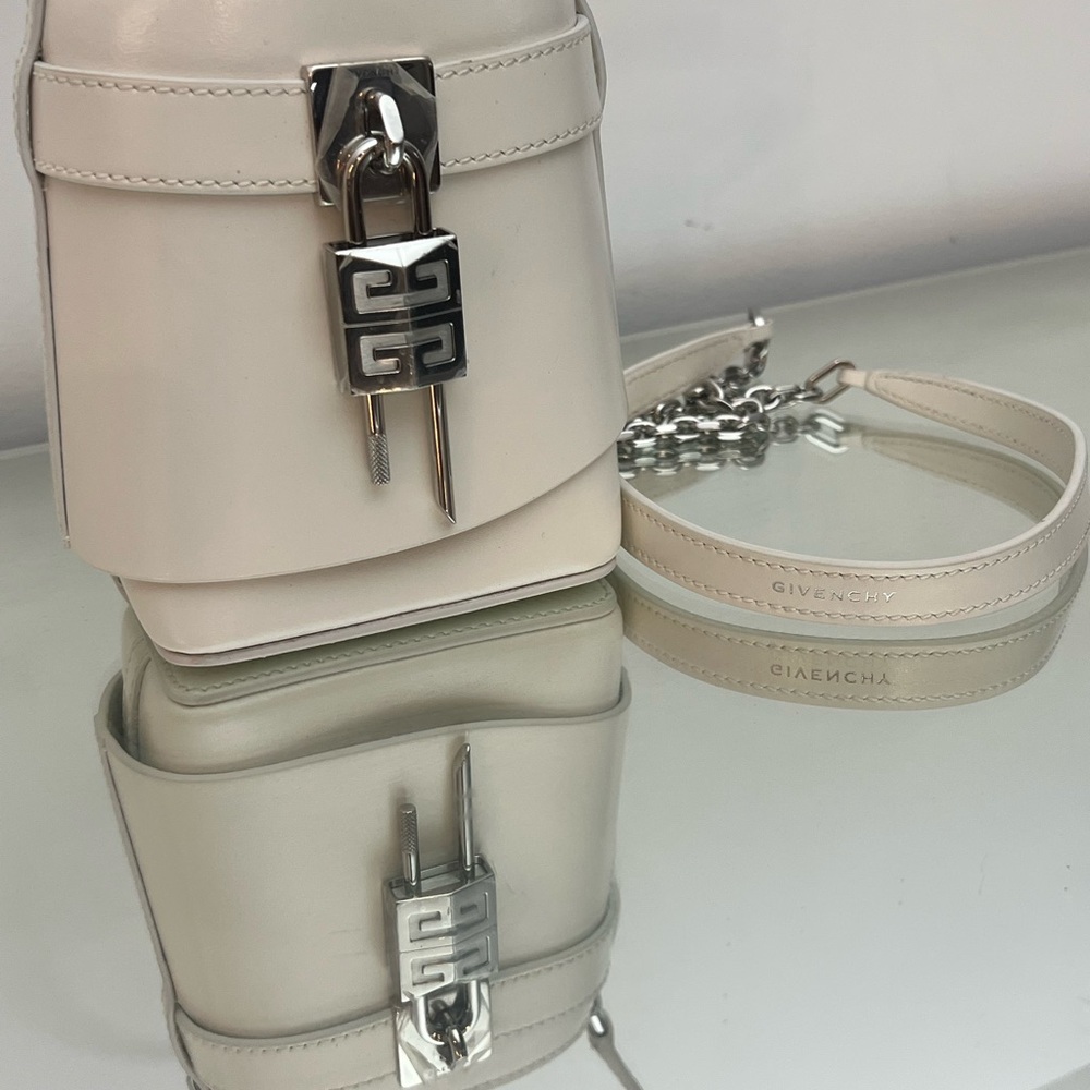 GIVENCHY Micro Shark Lock bucket bag in Box leather Ivory - Picture 3 of 16
